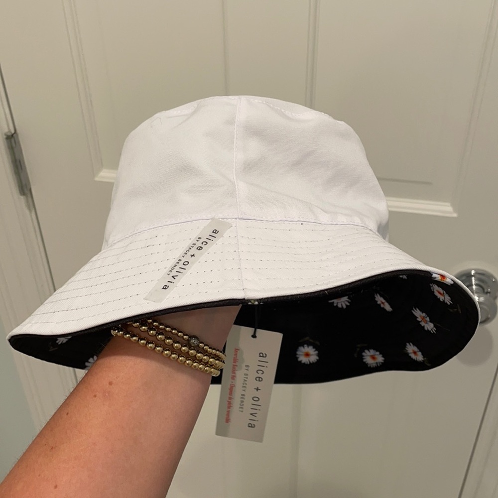 NWT Black and white daisy reversible bucket hat